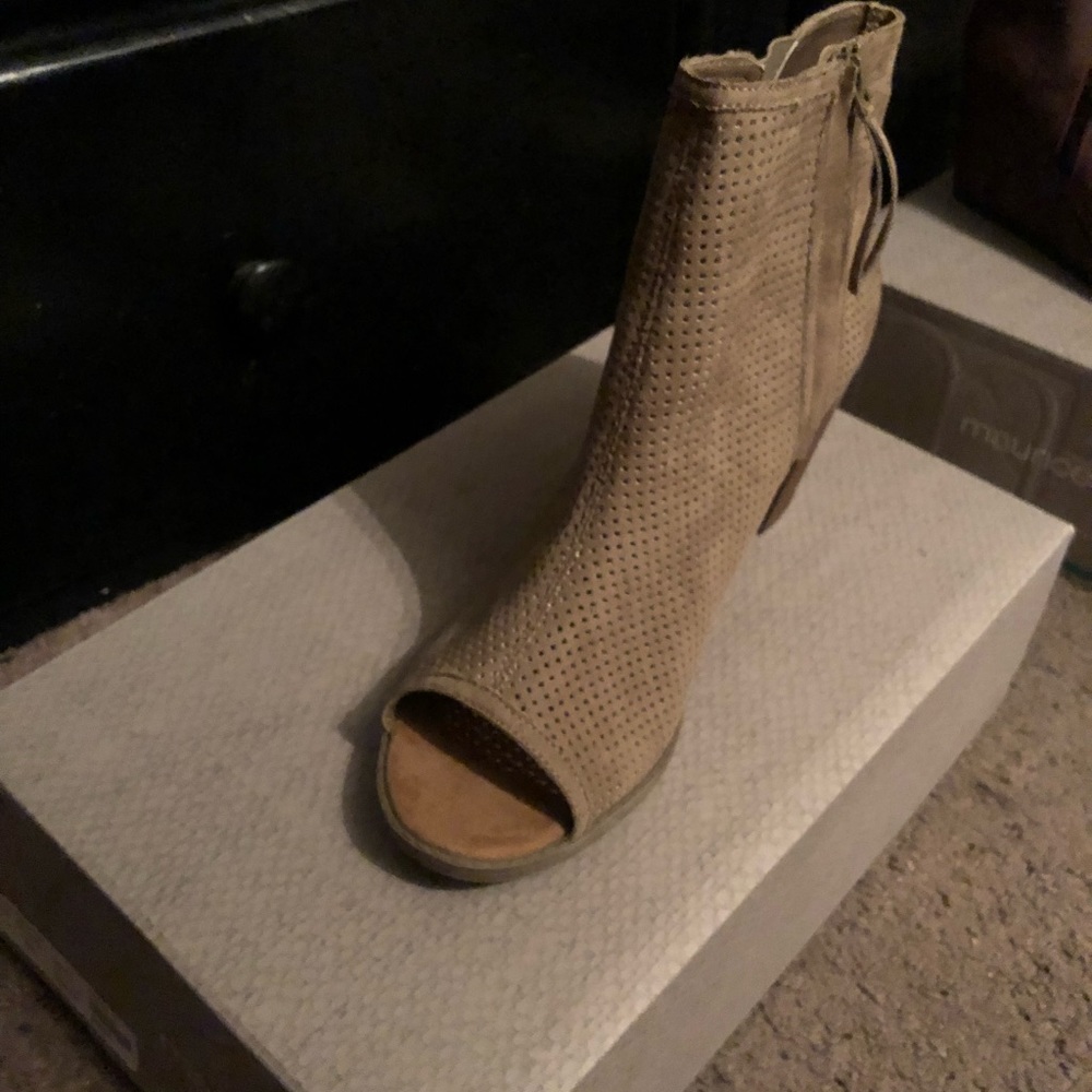 Tan ankle boot open toe